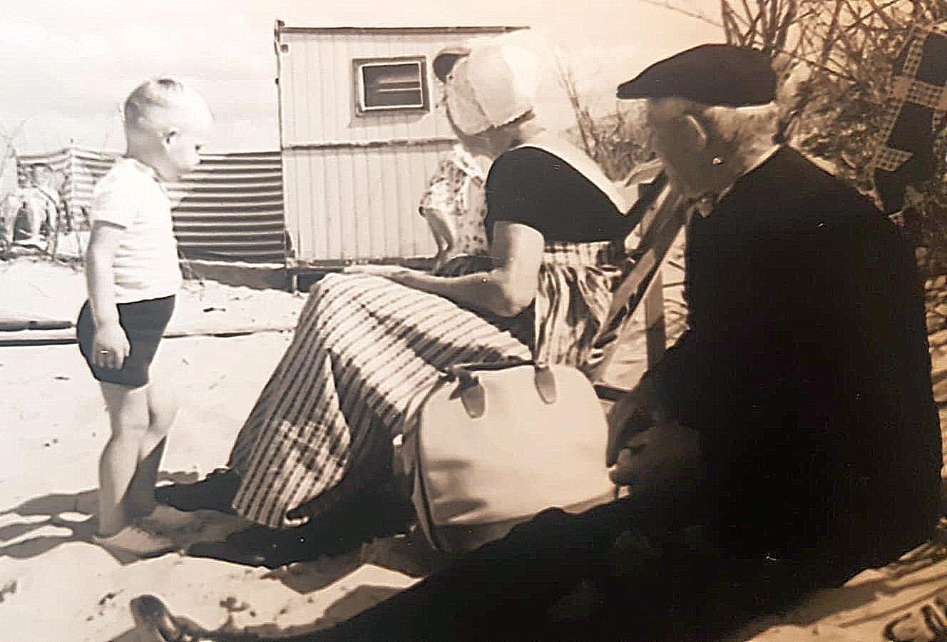 zeeland_strand_met_opa_en_oma.jpeg zeeland_strand_met_opa_en_oma.jpeg